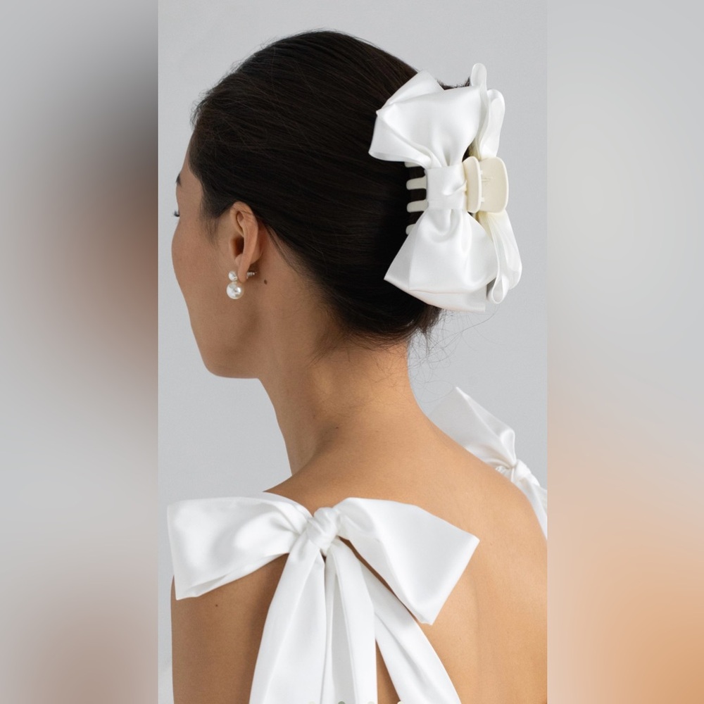 Jennifer Behr Agatha Jaw Clip in Ivory